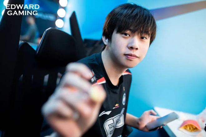 Uzi在切尔西比赛中重返赛场，比赛局势复杂引发热议！的简单介绍